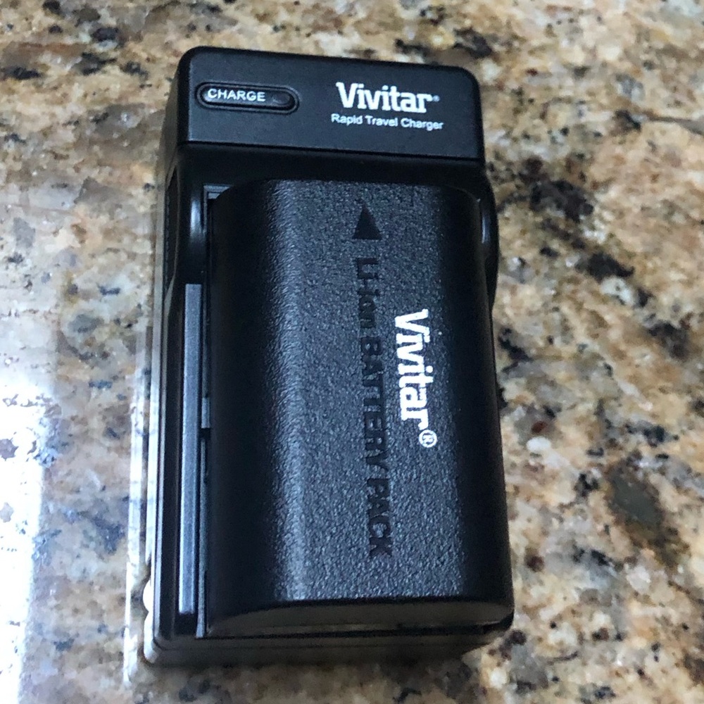 🛑CLEARANCE‼️ Vivitar rapid travel charger with battery for canon camera
